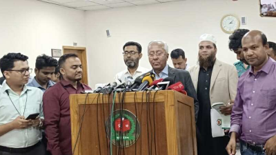 সাংবাদিকদের সঙ্গে কথা বলছেন ইসির সিনিয়র সচিব আখতার আহমেদ