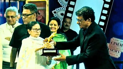 গৌতম ঘোষের হাতে পুরস্কার তুলে দিচ্ছেন মুখ্যমন্ত্রী মমতা বন্দ্যোপাধ্যায়