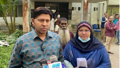 সাংবাদিকদের সঙ্গে কথা বলছেন ফরেনসিক মেডিসিন বিভাগের প্রধান সহযোগী অধ্যাপক কফিল উদ্দিন