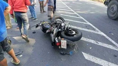 দুর্ঘটনাকবলিত মোটরসাইকেল