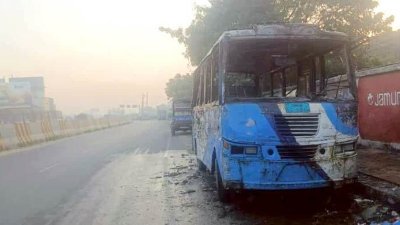 আগুনে পোড়া বাস