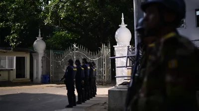 আন্তর্জাতিক অপরাধ ট্রাইব্যুনাল এলাকায় সতর্ক অবস্থানে আইনশৃঙ্খলা রক্ষাকারী বাহিনীর সদস্যরা। ছবিটি গত ১৩ নভেম্বর তোলা। (ফাইল ছবি/ মাহমুদ হোসেন অপু)