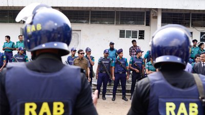 রাজধানীতে নিরাপত্তা জোরদারে সতর্ক প্রহরায় আইনশৃঙ্খলাবাহিনী (ফাইল ছবি)