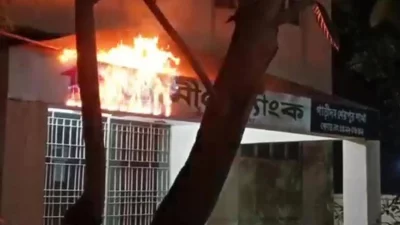 বগুড়ার শেরপুর উপজেলার গাড়িদহ ইউনিয়নে গ্রামীণ ব্যাংকের শাখার প্রধান ফটকের সাইনবোর্ডে আগুন দিয়েছে দুই ব্যক্তি