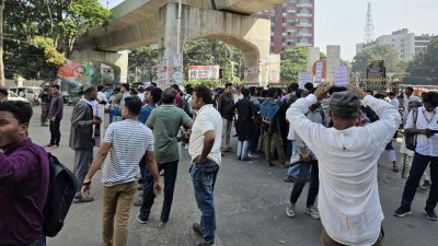 রাজধানীর জাতীয় জাদুঘরের সামনে থেকে গণপদযাত্রাটি শুরু হয়