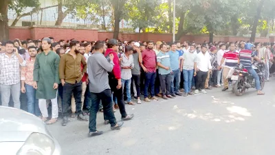 সকাল থেকে ব্যবসায়ী ও কর্মচারীরা ডিবি কার্যালয়ের সামনে অবস্থান নেন