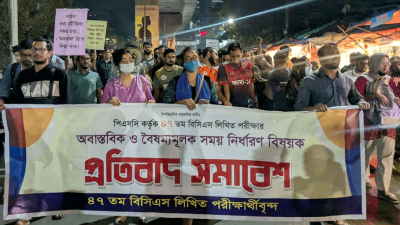 শাহবাগ থেকে টিএসসি হয়ে শহীদ মিনারে গিয়ে তারা বিক্ষোভ সমাবেশ করে আন্দোলনকারীরা