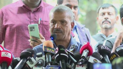 সাংবাদিকদের সঙ্গে কথা বলছেন আইন উপদেষ্টা আসিফ নজরুল (ফাইল ছবি)