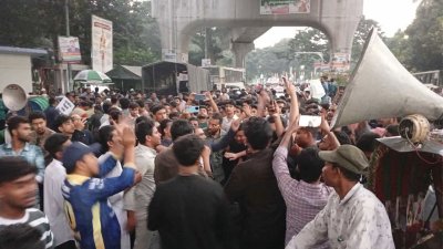 সড়কে অবস্থান নিয়ে এনসিপির সমাবেশ