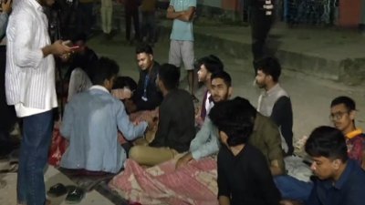 কাঁথা-বালিশ নিয়ে সড়কে অবস্থান নেন শিক্ষার্থীরা/ভিডিও থেকে নেওয়া স্ক্রিনশট