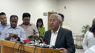সাংবাদিকদের সঙ্গে কথা বলছেন ইসির সিনিয়র সচিব আখতার আহমেদ