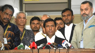 সাংবাদিকদের ব্রিফ করছেন চিফ প্রসিকিউটর মোহাম্মদ তাজুল ইসলাম (ছবি: নাসিরুল ইসলাম)