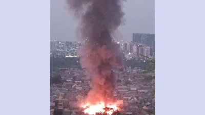 আগুনে জ্বলছে কড়াইল বস্তি