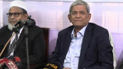 মঙ্গলবার বিকালে ঠাকুরগাঁও জেলা আইনজীবী সমিতির কার্যালয়ে আইনজীবীদের সঙ্গে মতবিনিময় সভায় বক্তব্য দেন বিএনপির মহাসচিব মির্জা ফখরুল ইসলাম আলমগীর