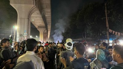 জাতীয় জাদুঘরের সামনে আন্দোলনকারীদের অবস্থান