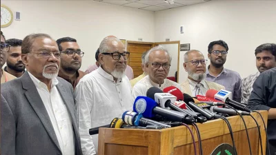 প্রেস বিফ্রিংয়ে কথা বলছেন বিএনপির স্থায়ী কমিটির সদস্য নজরুল ইসলাম খান