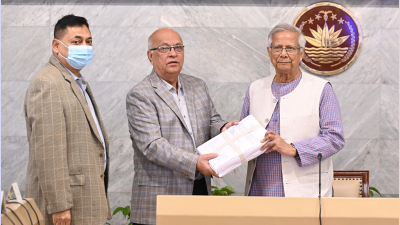 প্রধান উপদেষ্টার কাছে তদন্ত প্রতিবেদন হস্তান্তর করছেন দুর্যোগ ও ত্রাণ উপদেষ্টা