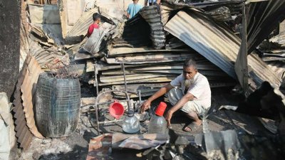 আগুনে নিঃস্ব হয়ে যাওয়া বস্তির এক বাসিন্দা, ছবি: নাসিরুল ইসলাম