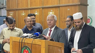 কথা বলছেন ইসি সচিব আখতার আহমেদ