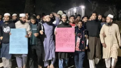 মহান আল্লাহকে নিয়ে কটূক্তির অভিযোগে মানিকগঞ্জের বাউলশিল্পী আবুল সরকারের সর্বোচ্চ শাস্তি এবং ব্লাসফেমি আইন প্রণয়নের দাবিতে বিক্ষোভ করেছেন জাহাঙ্গীরনগর বিশ্ববিদ্যালয়ের (জাবি) একদল শিক্ষার্থী