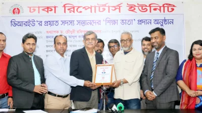 প্রয়াত সাংবাদিকদের পরিবারের সদস্যদের সঙ্গে শিক্ষা উপদেষ্টাসি আর আবরার