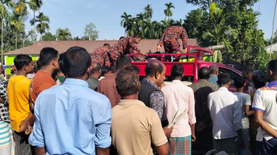 নাগেশ্বরী ফায়ার সার্ভিস স্টেশনের গাড়িচালক জাহিদ আহমেদের ঝুলন্ত লাশ উদ্ধার করেছে পুলিশ