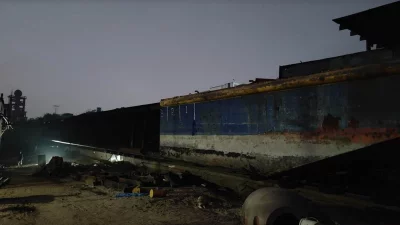 নারায়ণগঞ্জ জেলা ছাত্রদলের সাবেক সহসভাপতি শাহাদাত হোসেন একটি মালবাহী জাহাজ ভাড়া করে এনে কেটে বিক্রি করে দিয়েছেন