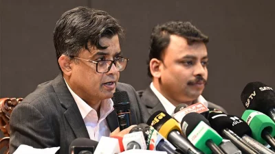 ব্রিফ করছেন প্রেস সচিব শফিকুল আলম