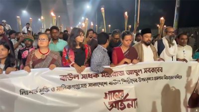 মশাল মিছিলটি ঢাকা বিশ্ববিদ্যালয়ের চারুকলা অনুষদের সামনে থেকে রাজু ভাস্কর্যের দিকে গিয়ে শেষ হয়/বাংলা ট্রিবিউন