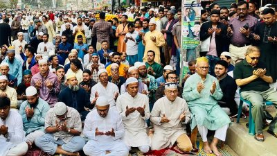 বাদ জুম্মা রাজধানীর পল্টন কেন্দ্রীয় জামে মসজিদে খালেদা জিয়ার জন্য দোয়া ও মোনাজাত অনুষ্ঠানে বিএনপির নেতারা/বাংলা ট্রিবিউন