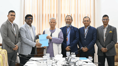 প্রধান উপদেষ্টার কাছে প্রতিবেদন রিপোর্ট জমা দিচ্ছেন কমিটির সদস্যরা