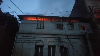 তিন তলা ভবনের তৃতীয় তলায় অগ্নিকাণ্ডের ঘটনা ঘটেছে/ বাংলা ট্রিবিউন