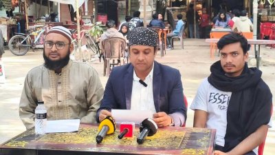 শনিবার দুপুর ১২টায় পরিবহন মার্কেট চত্বরে আয়োজিত সংবাদ সম্মেলনে সমাবর্তন বর্জনের ঘোষণা দেন তারা