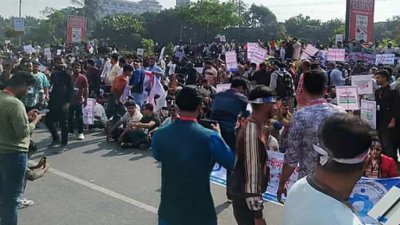 বিটিআরসি ভবনের সামনে সড়ক অবরোধ