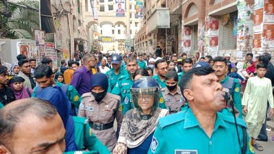 কড়া পুলিশি প্রহরায় তুরিন আফরোজকে আদালতে হাজির করা হয়