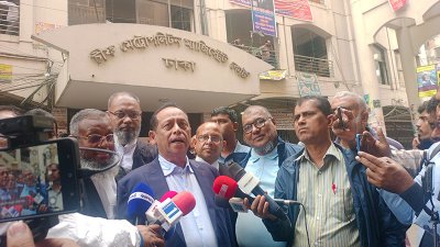 আদালত প্রাঙ্গণে সাংবাদিকদের সঙ্গে কথা বলছেন ড. এম. এ কাইয়ুম