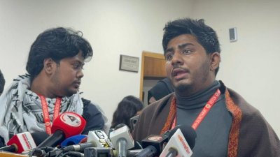 সাংবাদিকদের সঙ্গে কথা বলছেন রিফাত রশীদ