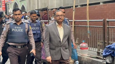 প্রথম আলোর ক্ষতিগ্রস্ত ভবন পরিদর্শন করে ডিএমপি কমিশনার শেখ মো. সাজ্জাদ আলী