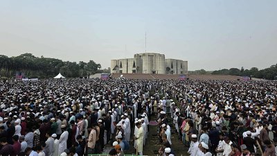 জাতীয় সংসদ ভবনের দক্ষিণ প্লাজায় শরীফ ওসমান হাদির জানাজা অনুষ্ঠিত হয় (ছবি: নাসিরুল ইসলাম)