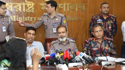 কথা বলছেন অতিরিক্ত আইজিপি খন্দকার রফিকুল ইসলাম