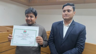 নিবন্ধন সনদ হাতে আমজনতার দলের সাধারণ সম্পাদক তারেক রহমান