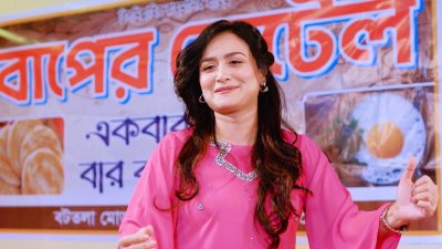 ‘তেল ছাড়া পরোটা’র অন্যতম নায়িকা নাদিয়া