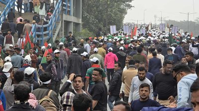 ছবিতে ৩০০ ফিটমুখী জনস্রোত