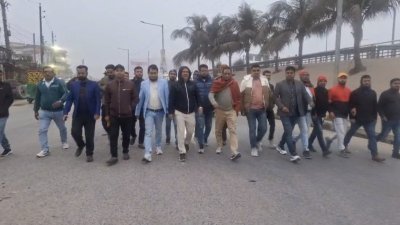 মিছিল নিয়ে আসছেন বিএনপি নেতাকর্মীরা