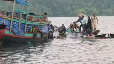 কাপ্তাই হ্রদে পর্যটকবাহী নৌকাডুবি