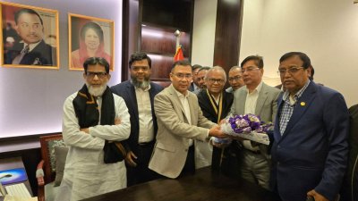 নয়াপল্টন কার্যালয়ে তারেক রহমানকে বরণ করে নিচ্ছেন নেতাকর্মীরা