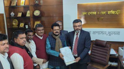 জেলা প্রশাসকের কার্যালয়ে উপস্থিত হয়ে প্রার্থীরা মনোনয়নপত্র জমা দিচ্ছেন