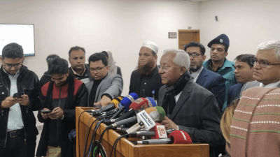 সাংবাদিকদের সঙ্গে কথা বলছেন ইসির সিনিয়র সচিব আখতার আহমেদ