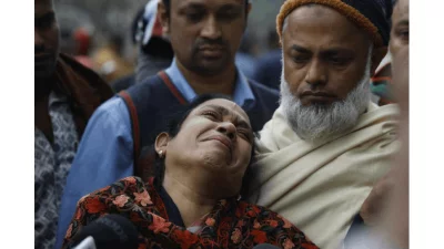 খালেদা জিয়ার মৃত্যুর খবর শুনে এভারকেয়ারের সামনে এসে কান্নায় ভেঙে পড়েন এক নারী