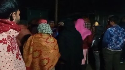 নিহতদের বাড়িতে স্থানীয়দের ভিড়